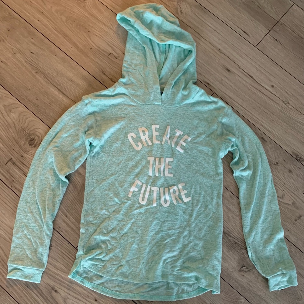 Nice light hoodie green too short for me 😭